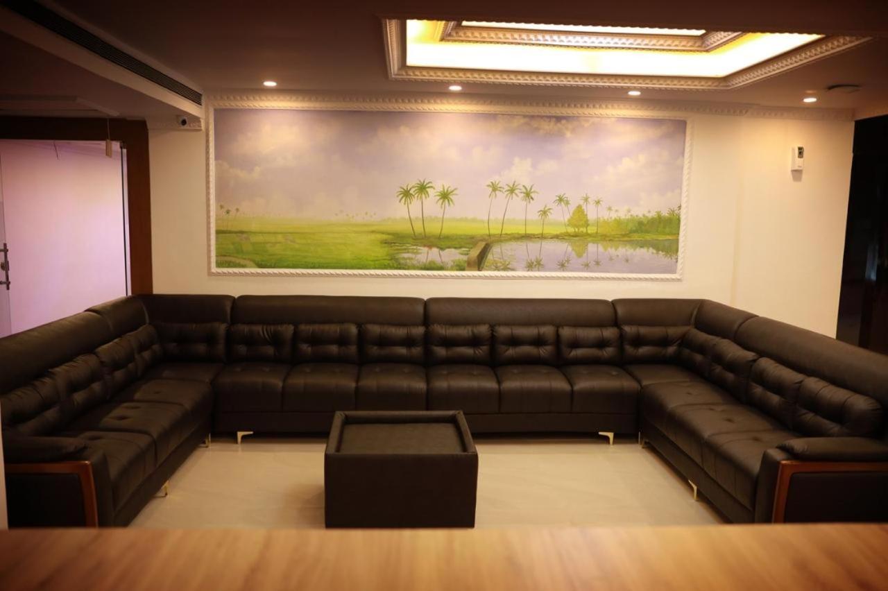 Pearl Residency Hotel Ayoor Luaran gambar