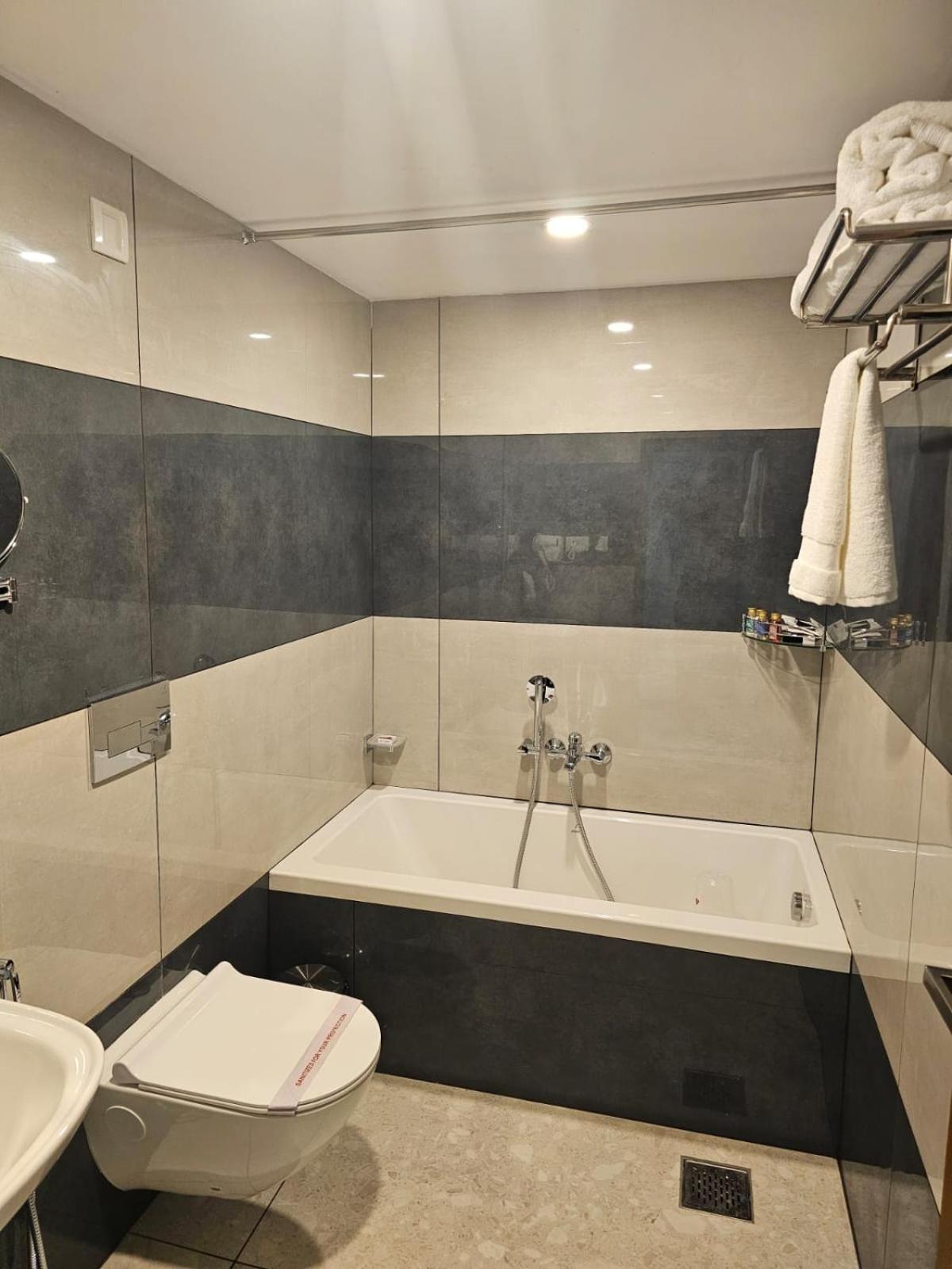 Pearl Residency Hotel Ayoor Luaran gambar